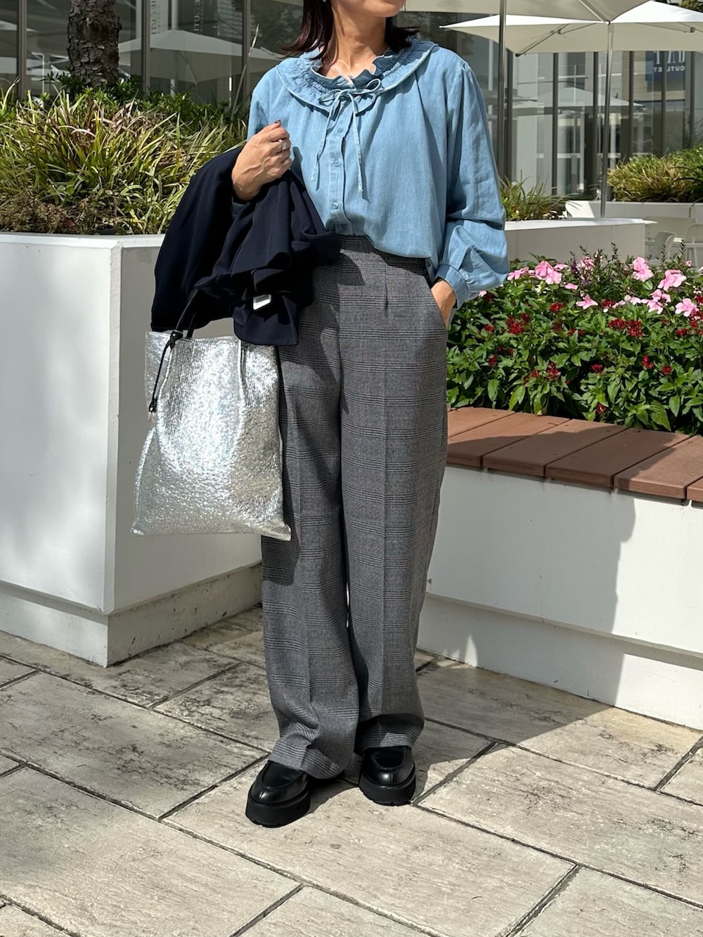 「チェック、秋服準備はじめました、きれいめカジュアル、シンプルコーデ、お出かけコーデ、デニム、秋コーデ、ジャケット、秋のコーデ、大人ファッション、オトナカジュアル、低身長コーデ、低身長女子、150cm台コーデ、デニムシャツ」｜「MICO COULIERのライトデニムフリルブラウス（シャツ/ブラウス、ブルー系）」を使った、daimonさん（レディース・154cm）の秋コーディネートの3枚目の写真