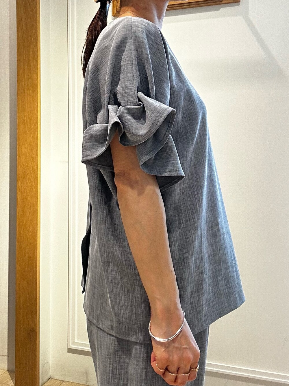 ブルー系のシャツ/ブラウス、ブルー系のその他パンツ、ホワイト系のブルゾンを着用したレディースの春コーディネートの7枚目の写真