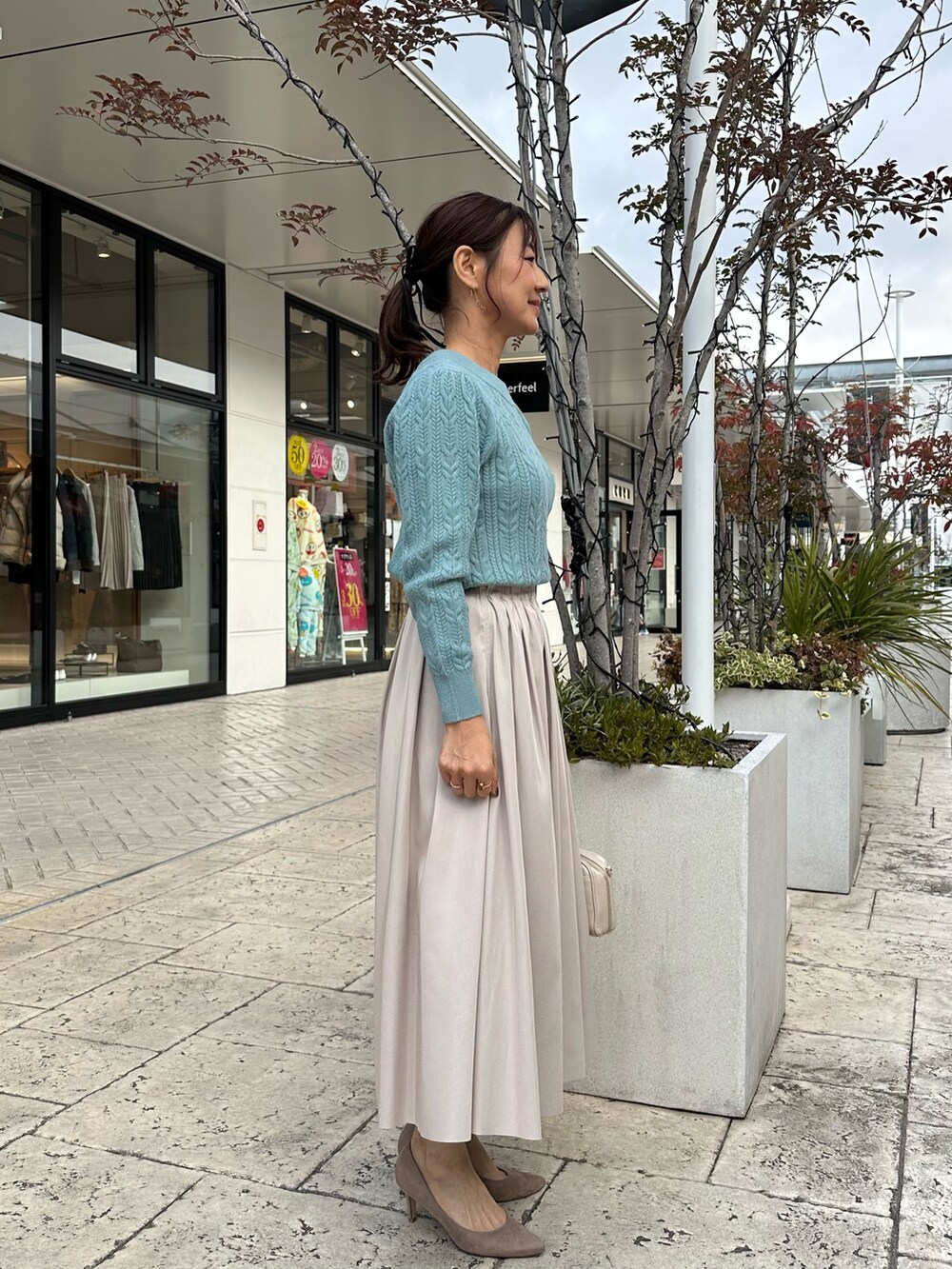 「オトナカワイイ、真冬のあったかスタイル、おでかけコーデ、オトナカジュアル、ラフコーデ、秋冬コーデ、低身長コーデ、ニット/セーター、冬アウター、アウターコーデ、キレイめ、低身長女子、40代ファッション、40代女性、白アウター」｜「MICO COULIERのフライス編みナッピングジャケット（ブルゾン、ホワイト系）」を使った、daimonさん（骨格ナチュラル・レディース・154cm）の冬コーディネートの3枚目の写真
