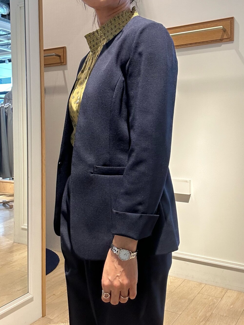 ブルー系のノーカラージャケット、ブルー系のその他パンツ、イエロー系のシャツ/ブラウスを着用したレディースの春コーディネートの6枚目の写真