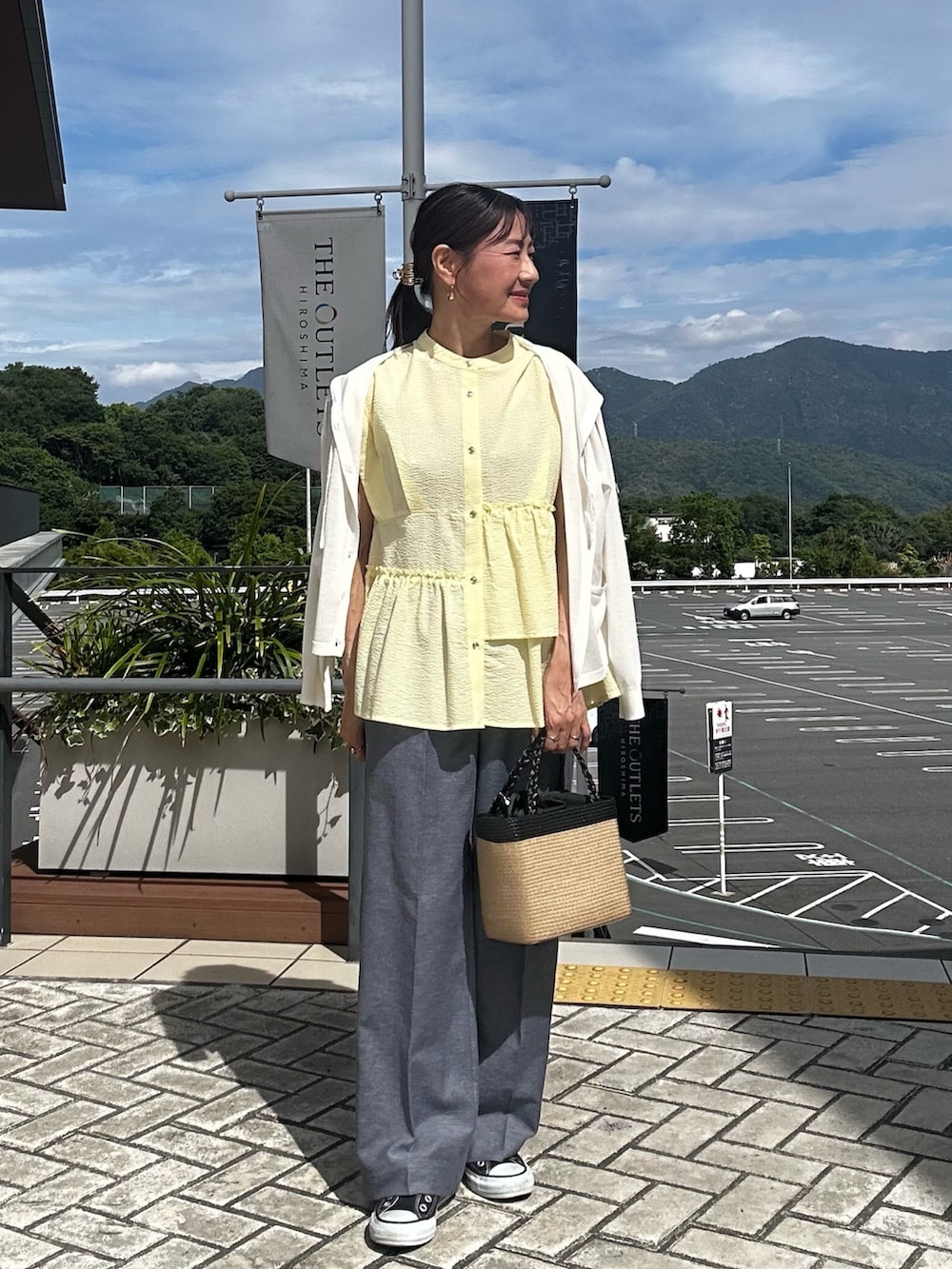 イエロー系のシャツ/ブラウス、ブルー系のその他パンツ、ブルー系のカーディガン/ボレロを着用したレディースの春コーディネートの9枚目の写真
