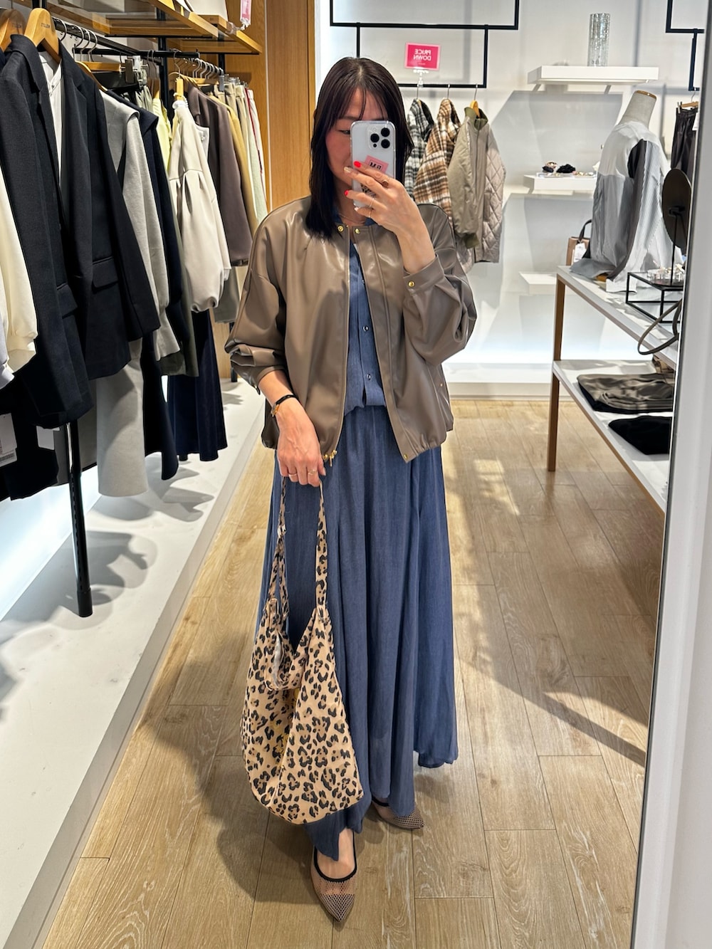 ブルー系のスカート、ブルー系のシャツ/ブラウス、グリーン系のブルゾンを着用したレディースの春コーディネートの5枚目の写真