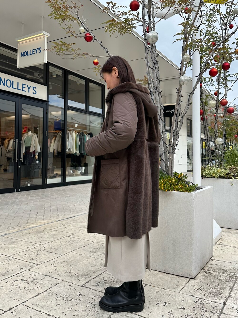 「キルティング、ロングコート、冬アウター、ママファッション、ブラウンコーデ、冬服、ムートンコート、ファーコート、ロングスカート、冬コーデ、40代ファッション、低身長コーデ、低身長女子、リバーシブルコート、リバーシブル」｜「MICO COULIERの《リバーシブル》フェイクムートンリバーシブルロングコート（ムートンコート、ブラウン系）」を使った、daimonさん（骨格ナチュラル・レディース・154cm）の冬コーディネートの2枚目の写真