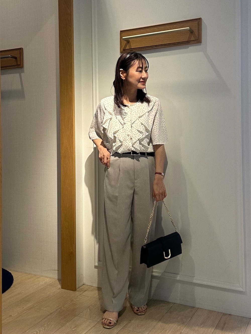 「ショルダーバッグ、初夏コーデ、夏ファッション、ママファッション、オトナカワイイ、フェミニンコーデ、低身長レディースファッション、ベージュ、お仕事コーデ、お仕事スタイル、通勤コーデ、通勤スタイル、ドットシャツ、低身長女子、低身長コーデ」｜「MICO COULIERのジョーゼットフリルブラウス（シャツ/ブラウス、ホワイト系）」を使った、daimonさん（骨格ナチュラル・レディース・154cm）の春コーディネートの3枚目の写真