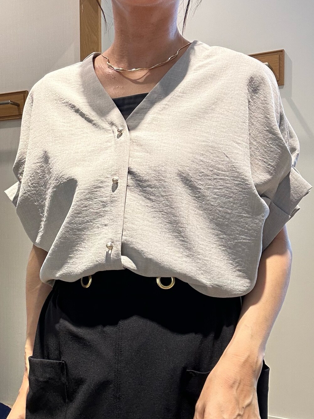 ホワイト系のテーラードジャケット、ベージュ系のシャツ/ブラウス、ブラック系のスカートを着用したレディースの夏コーディネートの6枚目の写真