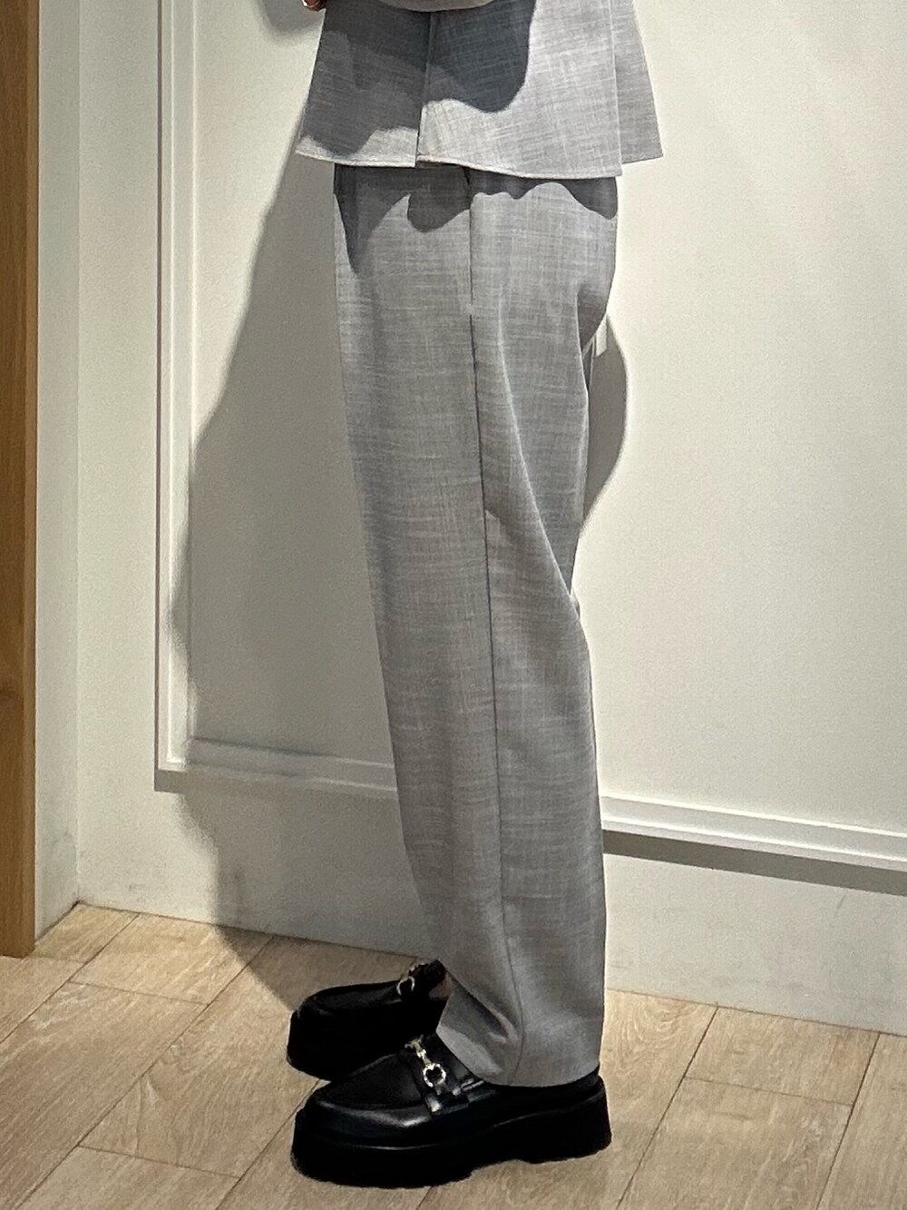 ブラック系のその他パンツ、ブラック系のシャツ/ブラウス、ブラック系のバッグを着用したレディースの冬コーディネートの9枚目の写真