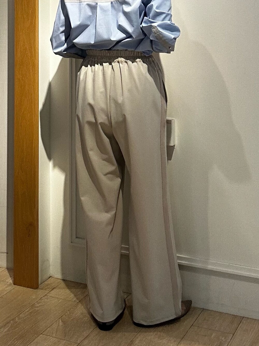 ブルー系のシャツ/ブラウス、ベージュ系のその他パンツ、ブルー系のその他アウターを着用したレディースの春コーディネートの9枚目の写真