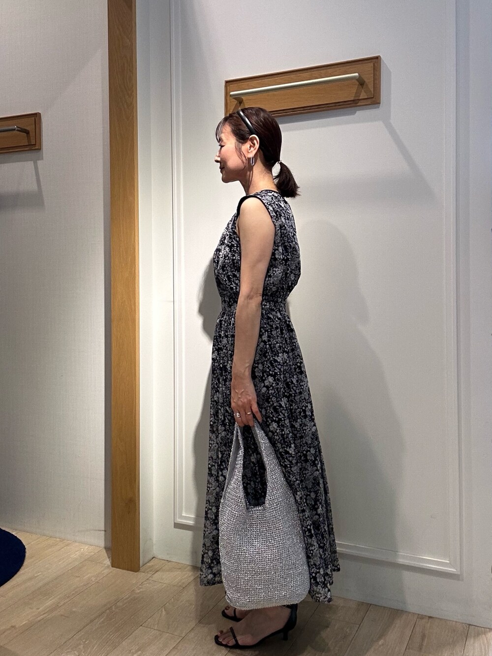 ブラック系のワンピース、ブラック系のサンダル、ブラック系のノーカラージャケットを着用したレディースの夏コーディネートの3枚目の写真