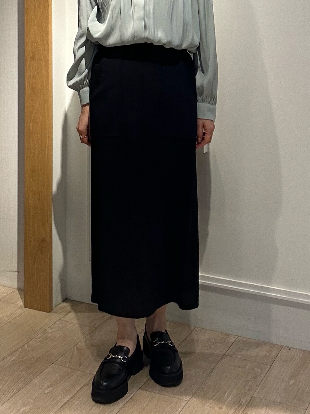 グリーン系のシャツ/ブラウス、ブラック系のスカート、ブラック系のショルダーバッグを着用したレディースの春コーディネートの8枚目の写真