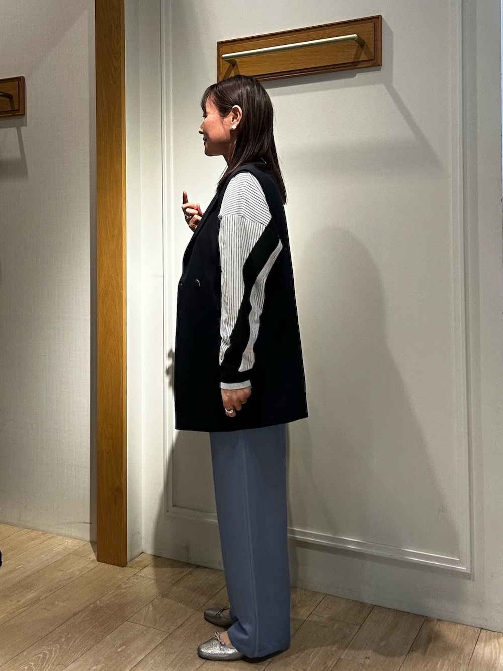 ブルー系のダウンジャケット/コート、ホワイト系のシャツ/ブラウス、ブルー系のデニムパンツを着用したレディースの冬コーディネートの2枚目の写真