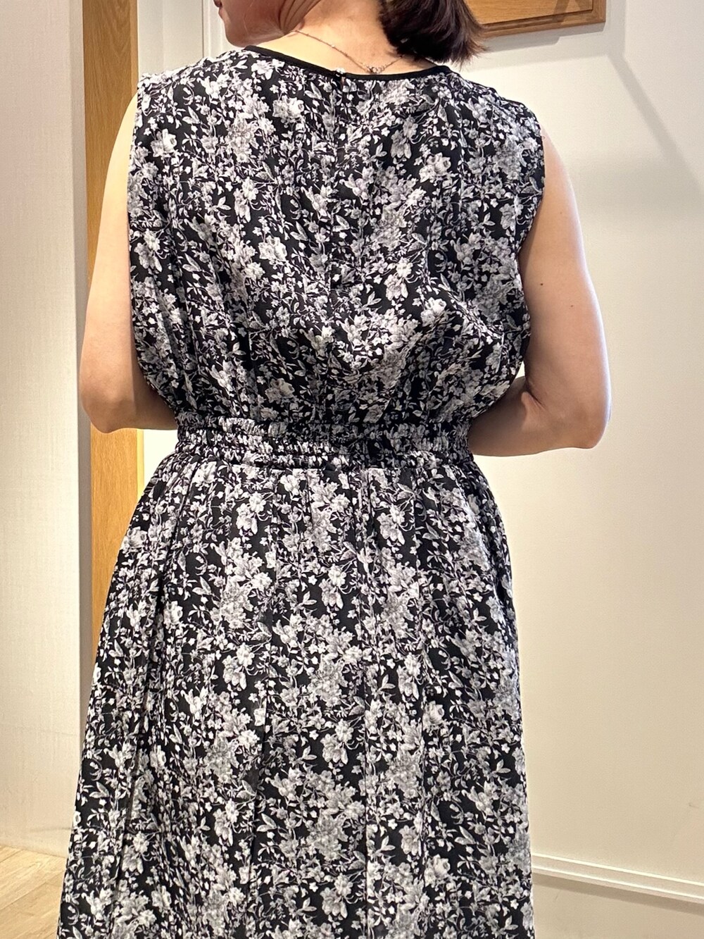 ブラック系のワンピース、ブラック系のサンダル、ブラック系のノーカラージャケットを着用したレディースの夏コーディネートの8枚目の写真