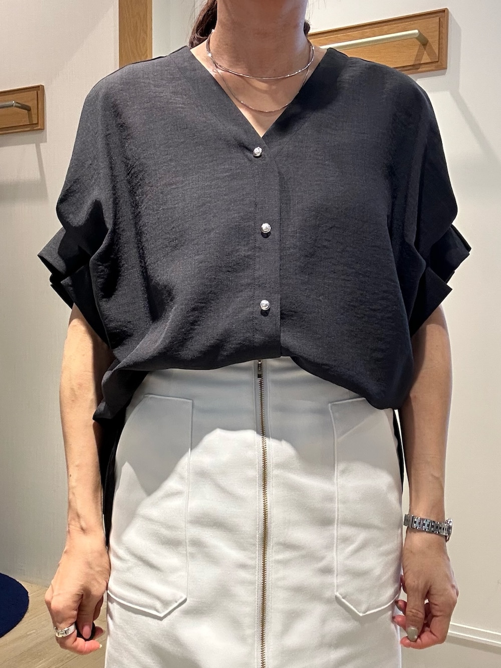 「ショルダーバッグ、モノトーン、大人女子、春、大人かわいい、春服、キレイめ、今日のコーデ、低身長女子、きれいめカジュアル、シャツスタイル、きれいめコーディネート、スカートスタイル、低身長コーデ、40代ファッション」｜「MICO COULIERのサップタンブラーシャツ（シャツ/ブラウス、グレー系）」を使った、daimonさん（骨格ナチュラル・レディース・154cm）の春コーディネートの5枚目の写真