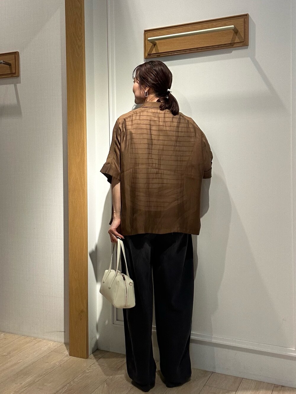 ホワイト系のTシャツ/カットソー、ホワイト系のボストンバッグ、ブラウン系のテーラードジャケットを着用したレディースの夏コーディネートの3枚目の写真