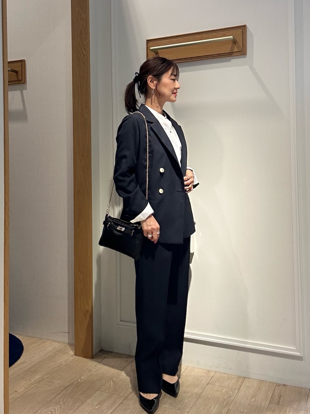 「大人ファッション、ジャケット、キレイめコーデ、セレモニー、セレモニーコーデ、オケージョン、オケージョンスタイル、セットアップ、セットアップスタイル、セットアップコーデ、入園式コーデ、入園式、卒業式、卒業式コーデ、スーツスタイル」｜「MICO COULIERの《セットアップ対応》ライトモククロス ジャケット（テーラードジャケット、ブルー系）」を使った、daimonさん（レディース・154cm）の冬コーディネートの2枚目の写真