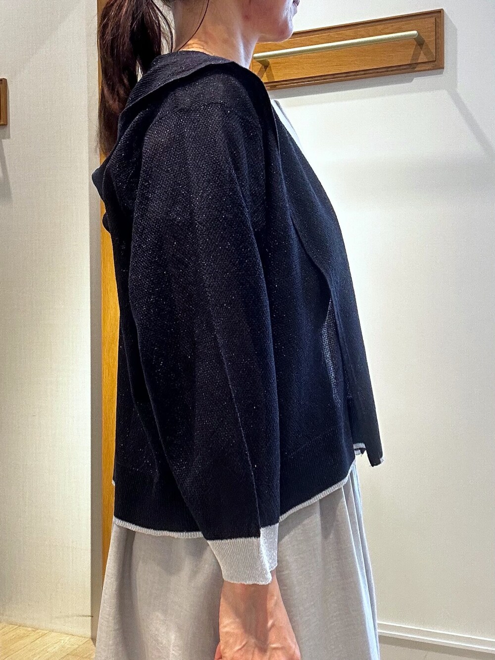 ブルー系のカーディガン/ボレロ、ベージュ系のワンピース、ブラウン系のノーカラージャケットを着用したレディースの春コーディネートの6枚目の写真