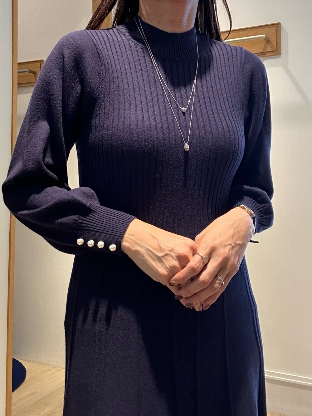 ブルー系のワンピース、グレー系のトートバッグ、ベージュ系のブルゾンを着用したレディースの秋コーディネートの5枚目の写真