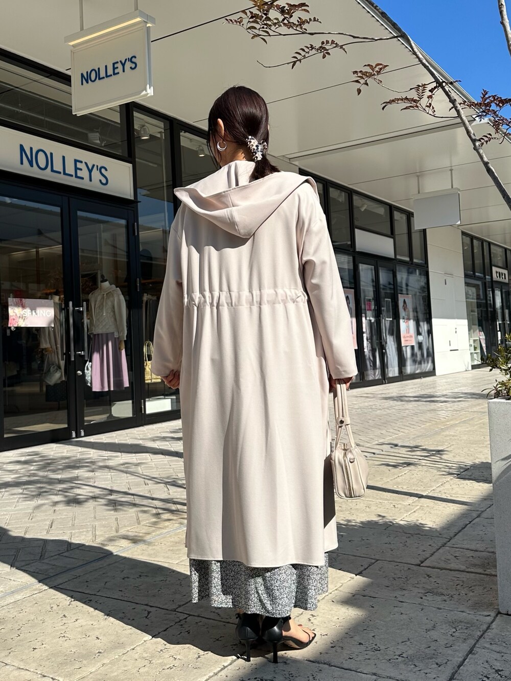 「春コーデ、春めき満開コーデ、春服コーデ、大人可愛い、大人コーデ、春、春服、低身長女子、お花見コーデ、オフィスカジュアル、150cm台コーデ、低身長コーデ、40代ファッション、花柄スカート、カラーニット」｜「MICO COULIERのドライタンブラーコート（その他アウター、ホワイト系）」を使った、daimonさん（骨格ナチュラル・レディース・154cm）の春コーディネートの4枚目の写真