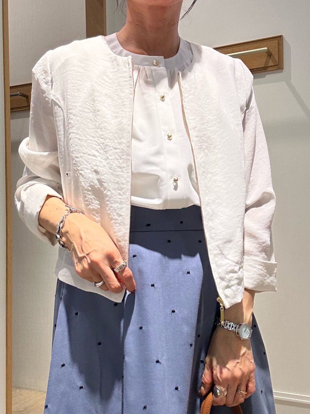 「白シャツ、白Tシャツ、夏ファッション、大人可愛い、春夏コーデ、スカートコーデ、シンプルスタイル、低身長女子、甘めカジュアル、オトナカジュアル、キレイめ、40代ファッション、ママファッション、低身長コーデ、通勤コーデ」|「MICO COULIERの刺繍ドットスカート(スカート、ブルー系)」を使った、daimonさん(レディース・154cm)の春コーディネートの4枚目の写真