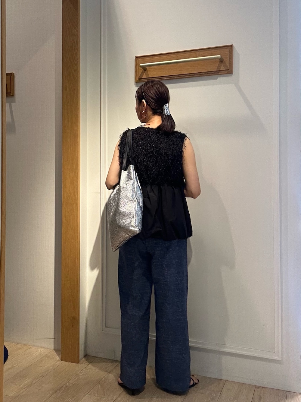 「休日スタイル、デニム、きれいめカジュアル、シンプルコーデ、お出かけコーデ、秋カラー、秋服、パンツコーデ、初秋のパンツスタイル、おでかけコーデ、ノースリーブ、低身長女子、秋、秋のコーデ、ベスト」|「MICO COULIERのフラッグヤーンインレイベスト(シャツ/ブラウス、ブラック系)」を使った、daimonさん(レディース・154cm)の夏コーディネートの5枚目の写真