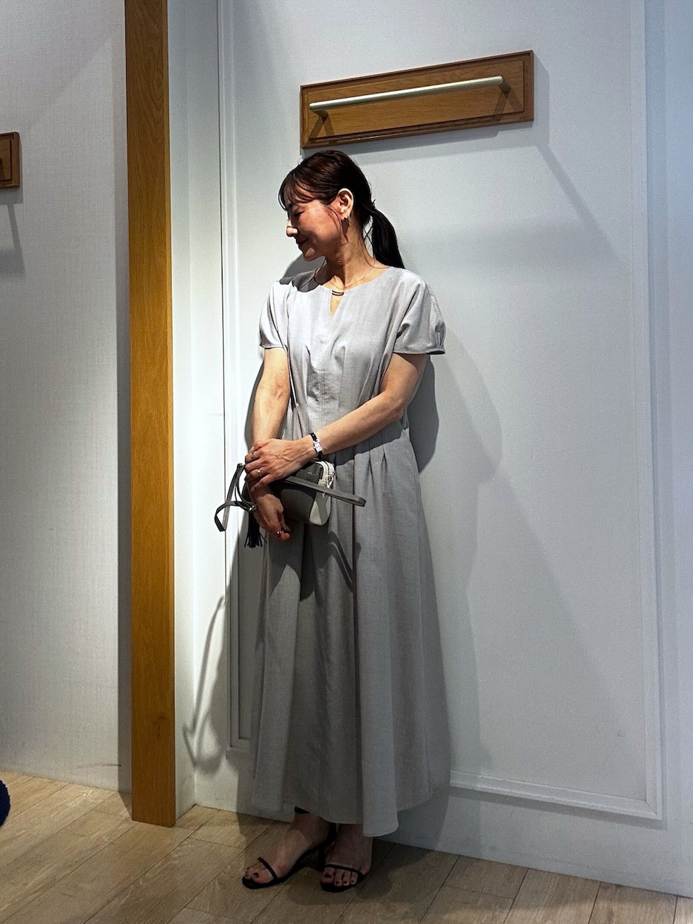 ブルー系のカーディガン/ボレロ、ベージュ系のワンピース、ブラウン系のノーカラージャケットを着用したレディースの春コーディネートの8枚目の写真
