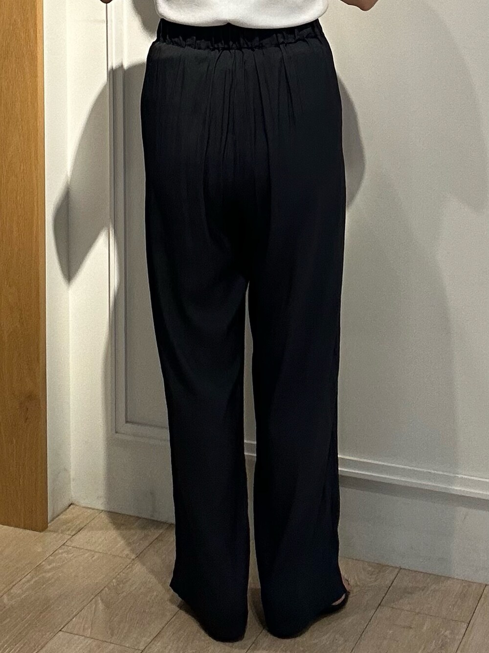 ブラック系のシャツ/ブラウス、ブラック系のその他パンツ、ブラック系のバックパック/リュックを着用したレディースの夏コーディネートの9枚目の写真