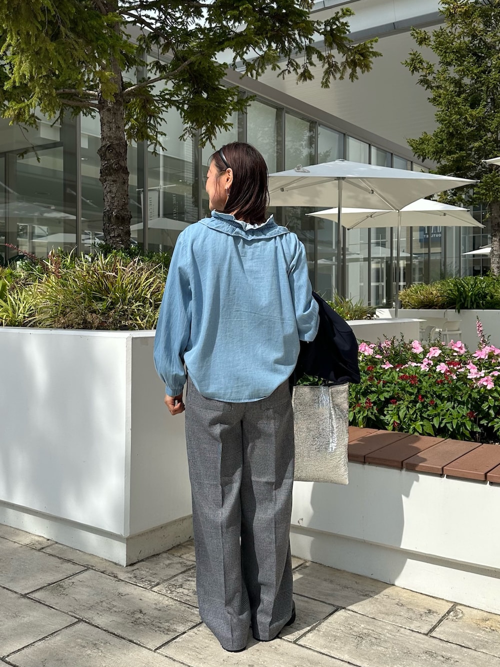 「チェック、秋服準備はじめました、きれいめカジュアル、シンプルコーデ、お出かけコーデ、デニム、秋コーデ、ジャケット、秋のコーデ、大人ファッション、オトナカジュアル、低身長コーデ、低身長女子、150cm台コーデ、デニムシャツ」｜「MICO COULIERのライトデニムフリルブラウス（シャツ/ブラウス、ブルー系）」を使った、daimonさん（レディース・154cm）の秋コーディネートの2枚目の写真
