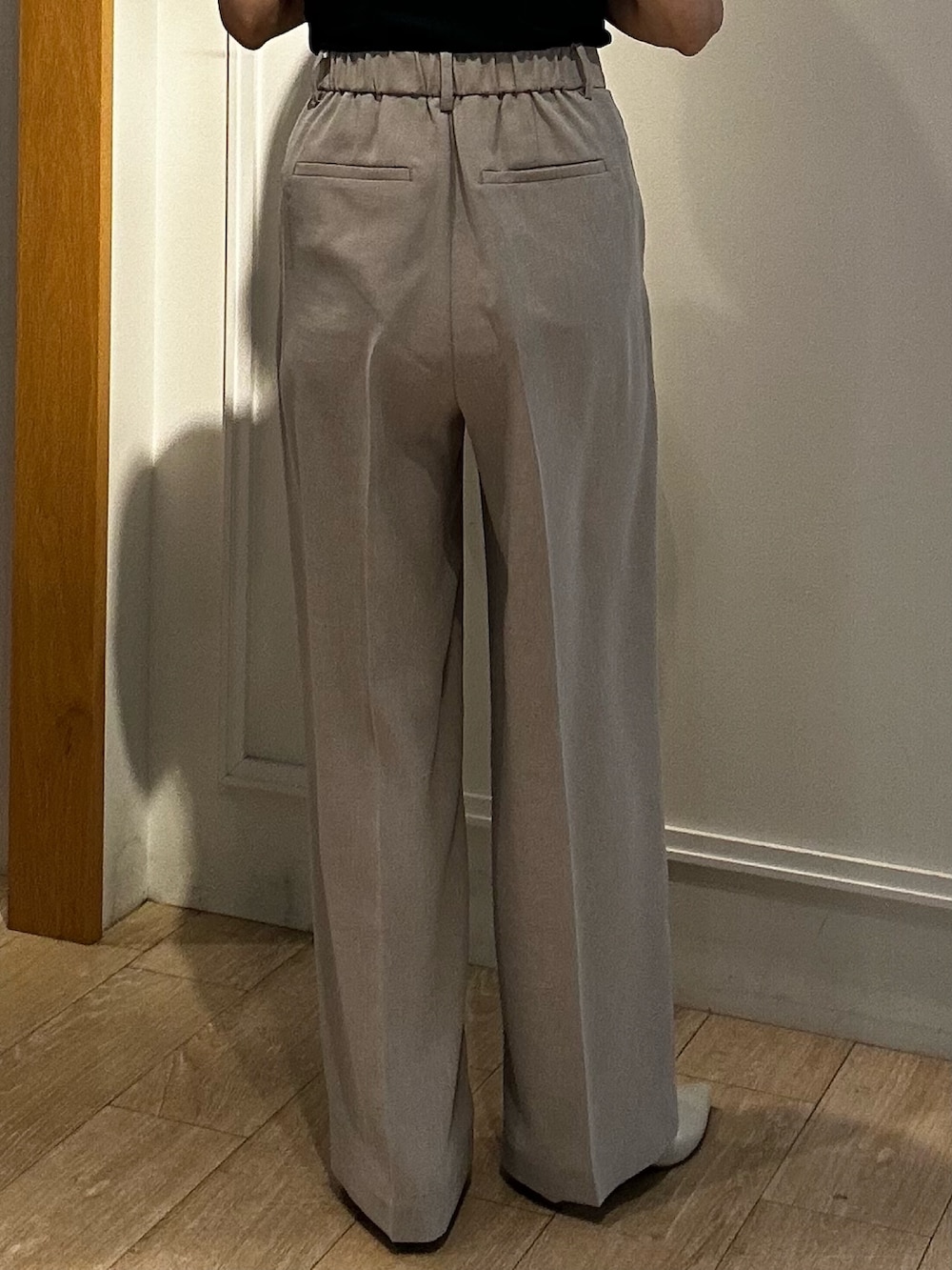 ホワイト系のTシャツ/カットソー、ベージュ系のその他パンツ、ベージュ系のノーカラージャケットを着用したレディースの春コーディネートの9枚目の写真