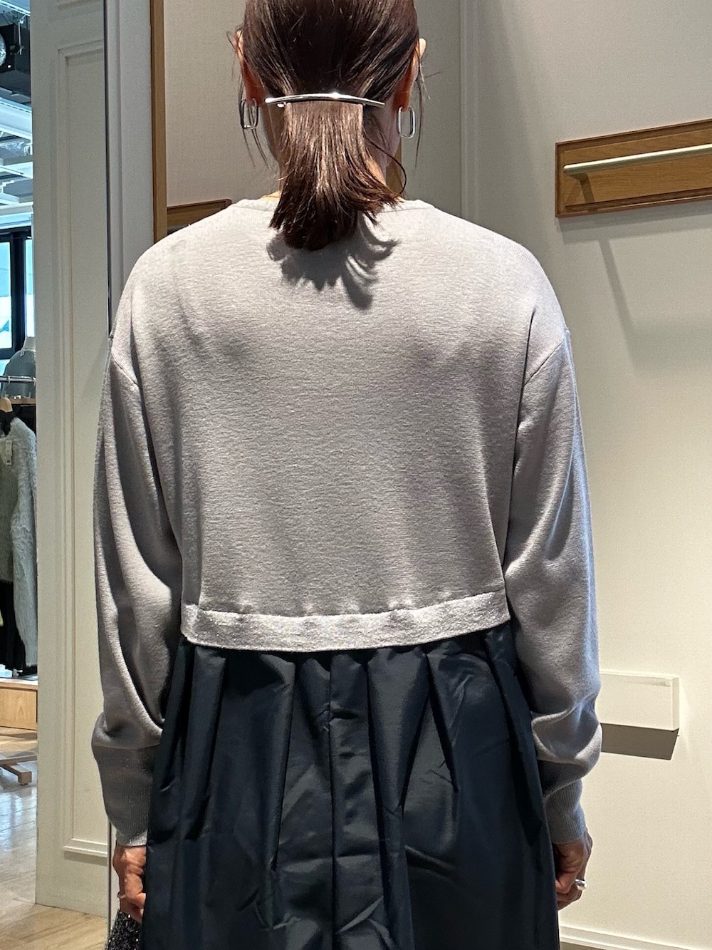 グレー系のワンピースを着用したレディースの冬コーディネートの5枚目の写真