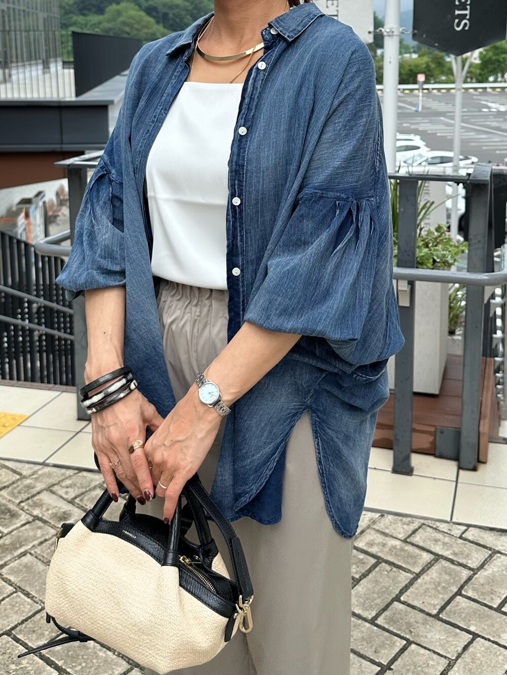 ホワイト系のTシャツ/カットソー、ベージュ系のその他パンツ、ブラック系のバックパック/リュックを着用したレディースの夏コーディネートの7枚目の写真