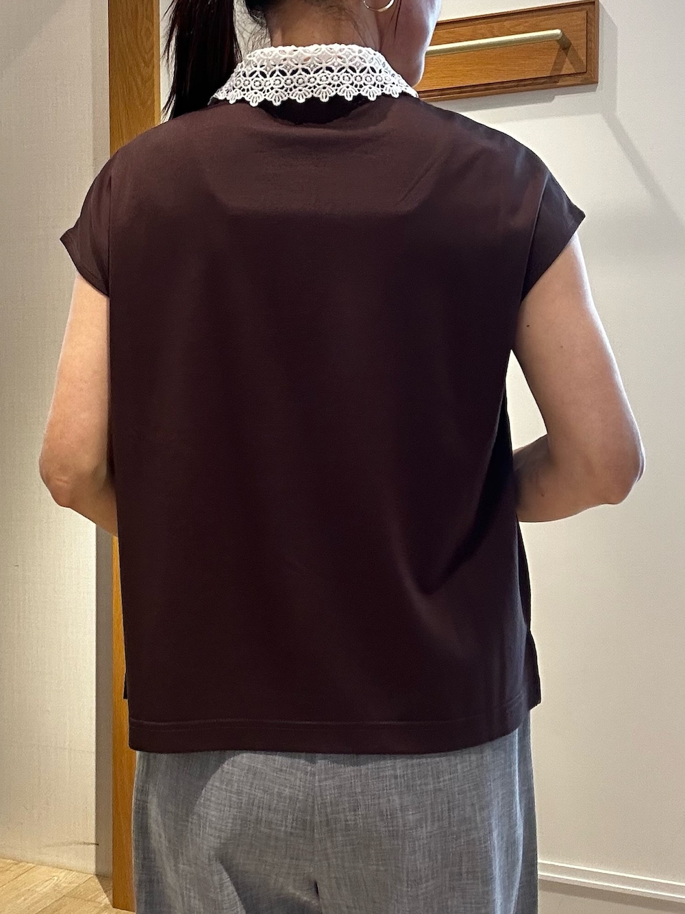 ホワイト系のテーラードジャケット、ブルー系のその他パンツ、ブラック系のTシャツ/カットソーを着用したレディースの春コーディネートの6枚目の写真