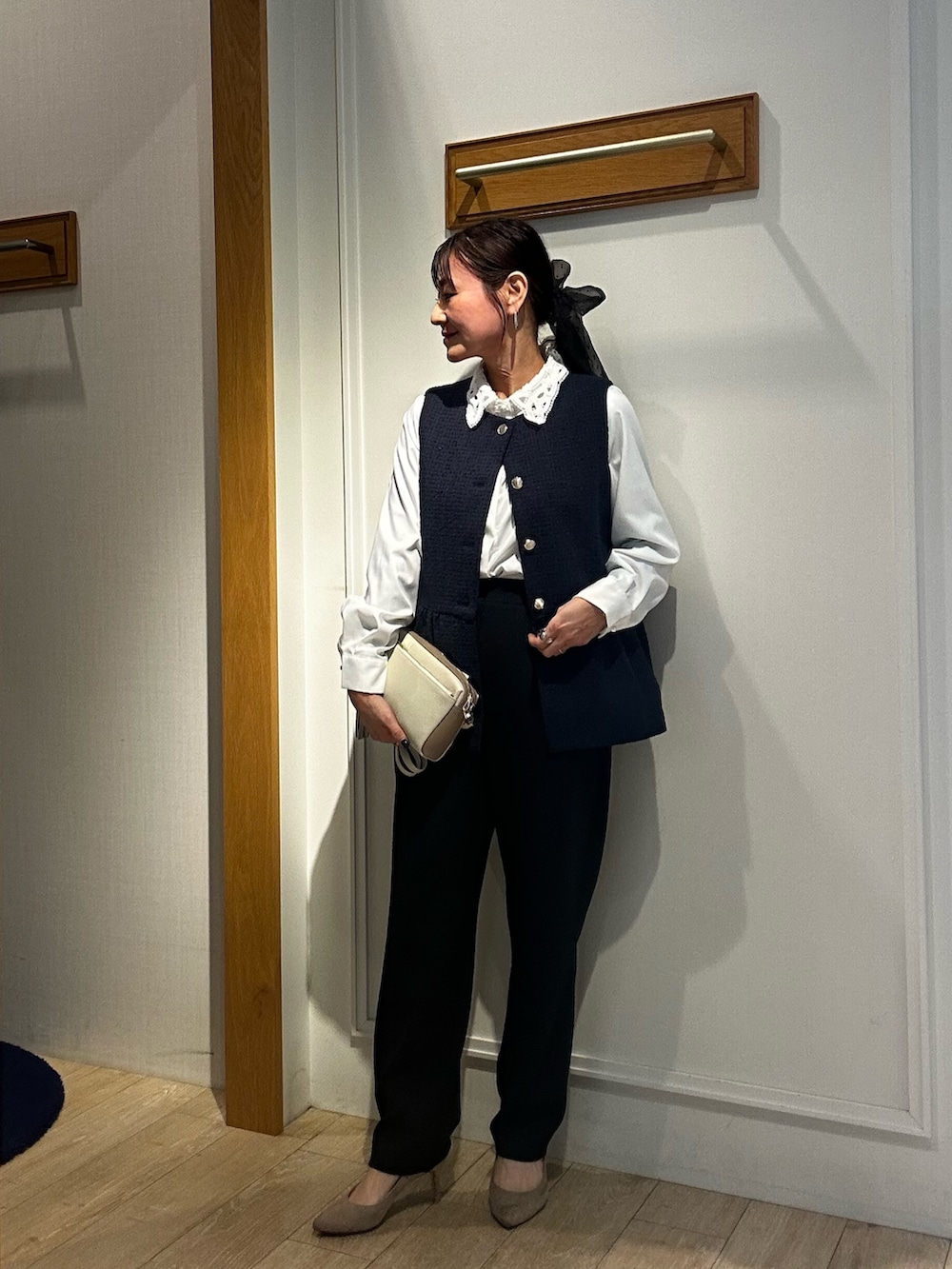 ブルー系のブルゾン、ホワイト系のシャツ/ブラウス、ブルー系のその他パンツを着用したレディースの冬コーディネートの6枚目の写真