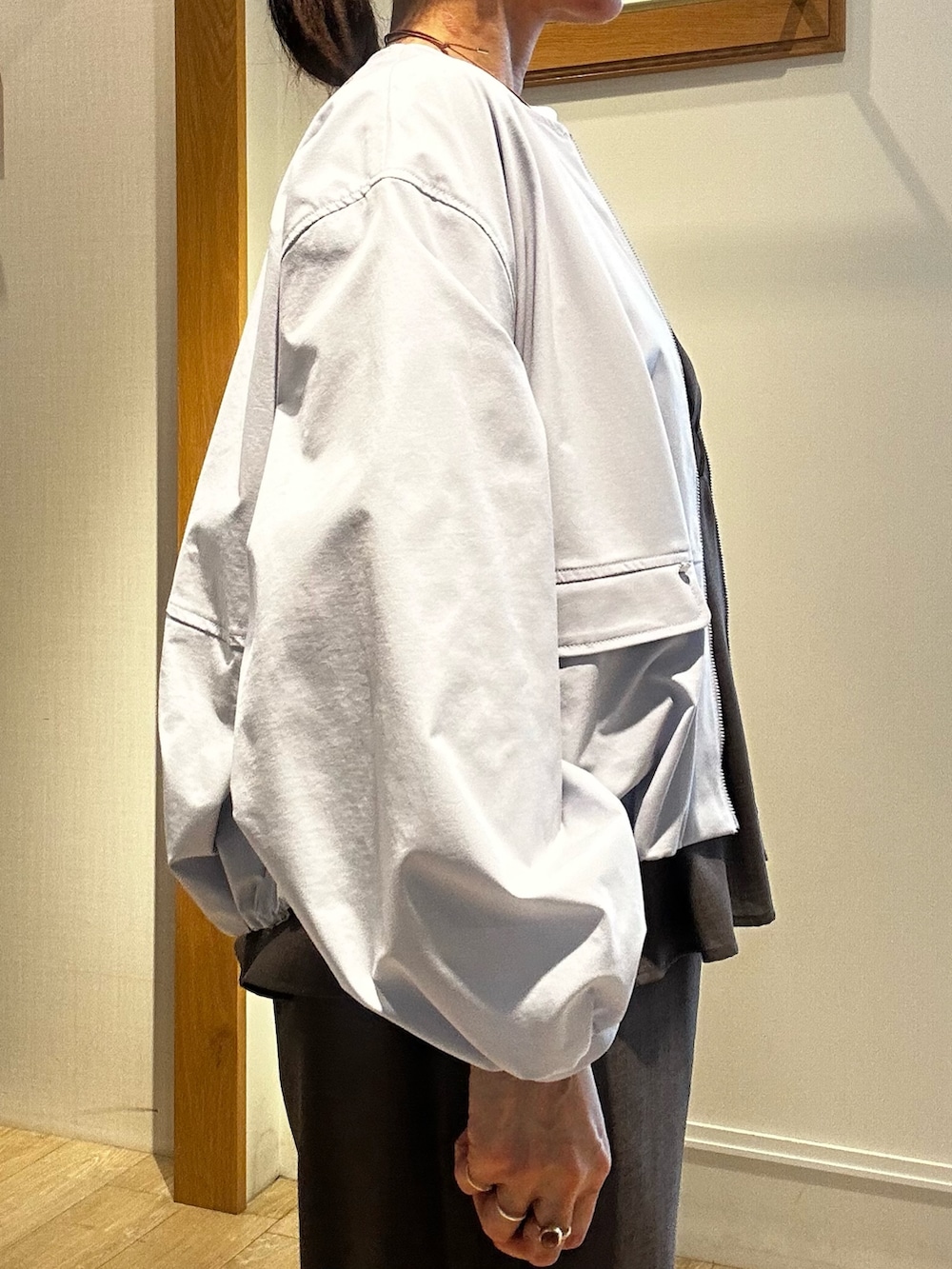 ブルー系のショルダーバッグ、ブルー系のブルゾン、グリーン系のシャツ/ブラウスを着用したレディースの春コーディネートの5枚目の写真