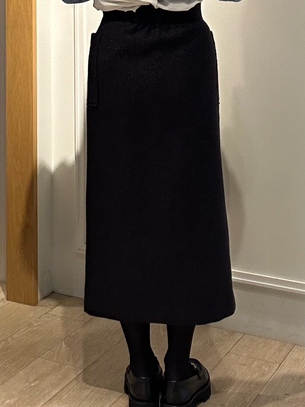 ホワイト系のTシャツ/カットソー、パープル系のスカート、グレー系のトートバッグを着用したレディースの秋コーディネートの10枚目の写真