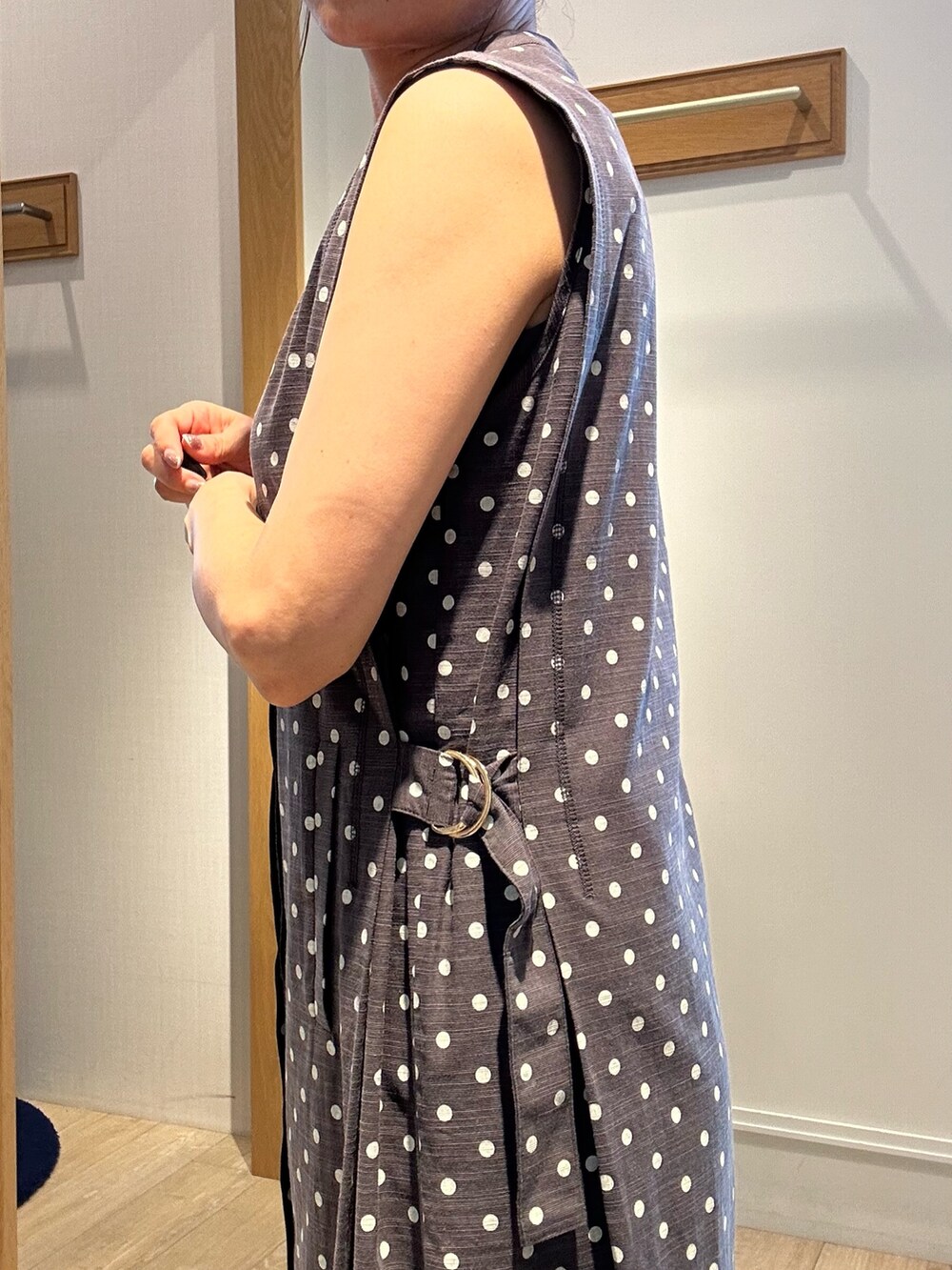 グレー系のワンピース、ブルー系のその他パンツ、グレー系のTシャツ/カットソーを着用したレディースの夏コーディネートの5枚目の写真