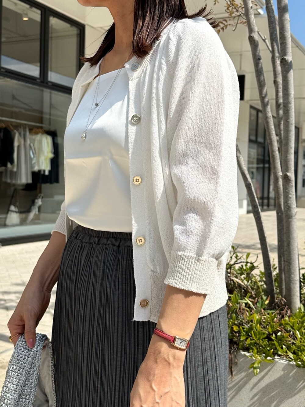 「大人カジュアル、休日スタイル、デートコーデ、春ファッション、カジュアルスタイル、シンプルスタイル、春、大人可愛い、低身長女子、オトナカワイイ、40代ファッション、スカートスタイル、低身長コーデ、スカートコーデ、カーディガンコーデ」｜「NOLLEY'S LIGHTの和紙混クルーネックカーディガン（カーディガン/ボレロ、ホワイト系）」を使った、daimonさん（骨格ナチュラル・レディース・154cm）の春コーディネートの5枚目の写真