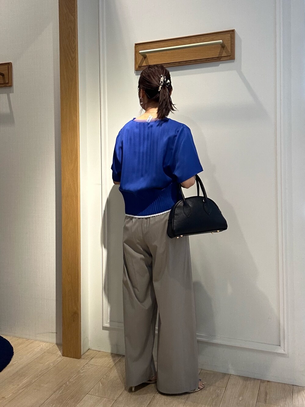 ブルー系のシャツ/ブラウス、ベージュ系のその他パンツ、ブラック系のボストンバッグを着用したレディースの夏コーディネートの3枚目の写真