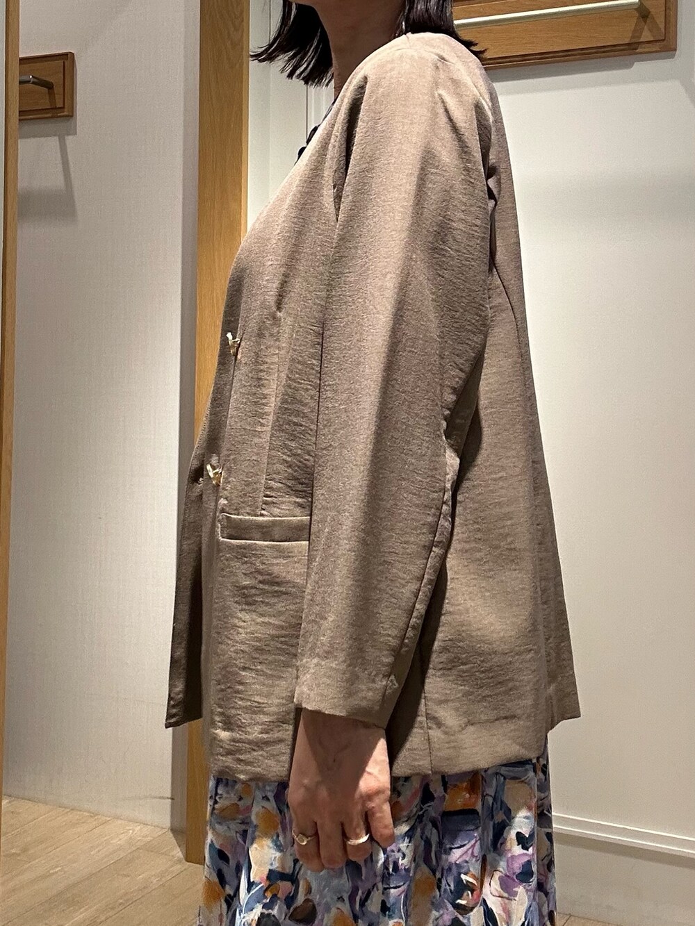 ブルー系のワンピース、イエロー系のノーカラージャケット、ベージュ系のボストンバッグを着用したレディースの夏コーディネートの8枚目の写真