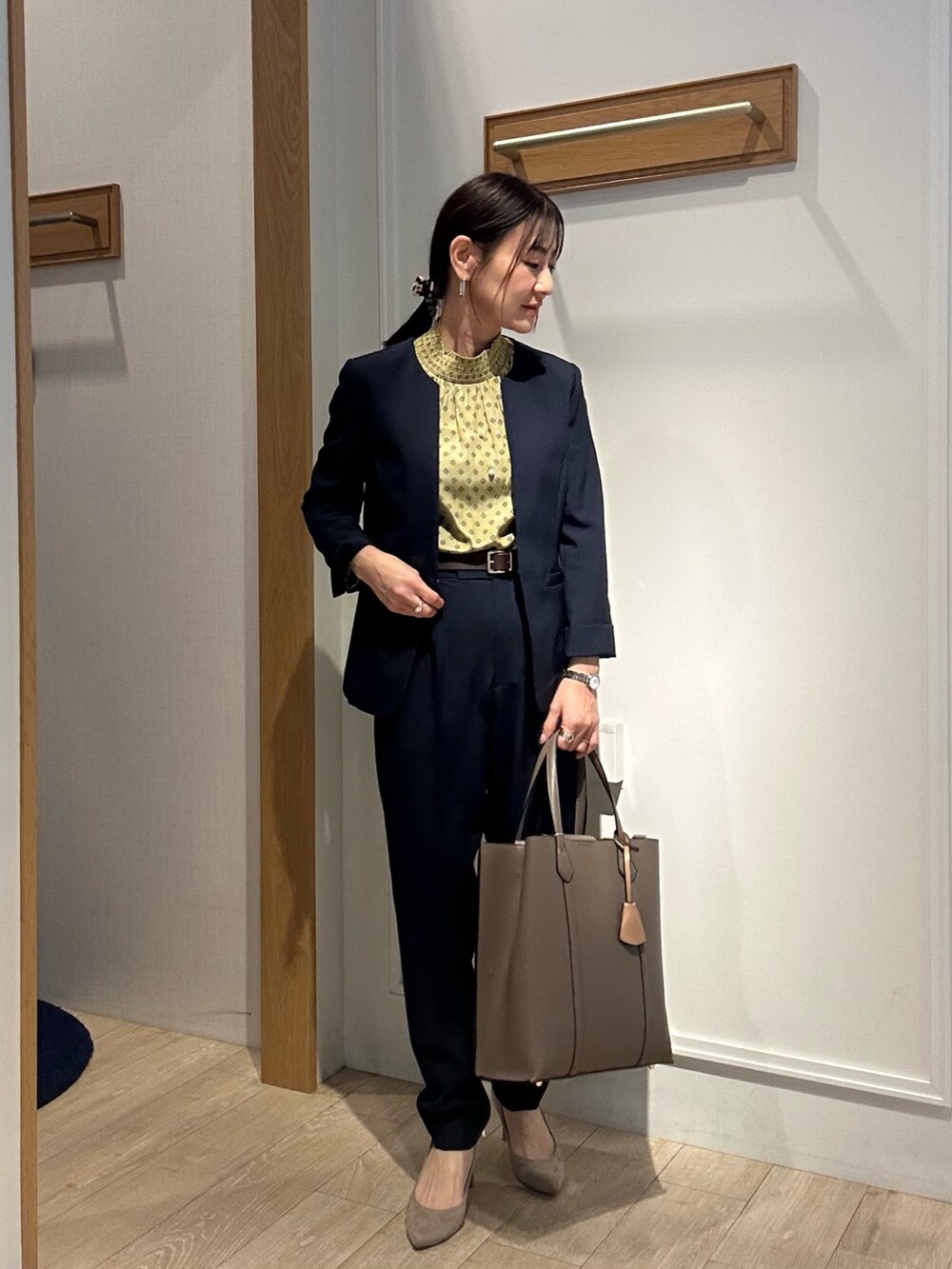 「ジャケット、春コーデ、パンツコーデ、お出かけコーデ、春服、大人女子、はるコーデ、スーツ、スーツスタイル、スーツコーデ、セットアップ、セットアップスタイル、低身長コーデ、低身長、低身長女子」｜「MICO COULIERのフラワープロバンスプリントブラウス（シャツ/ブラウス、イエロー系）」を使った、daimonさん（骨格ナチュラル・レディース・154cm）の春コーディネートの9枚目の写真