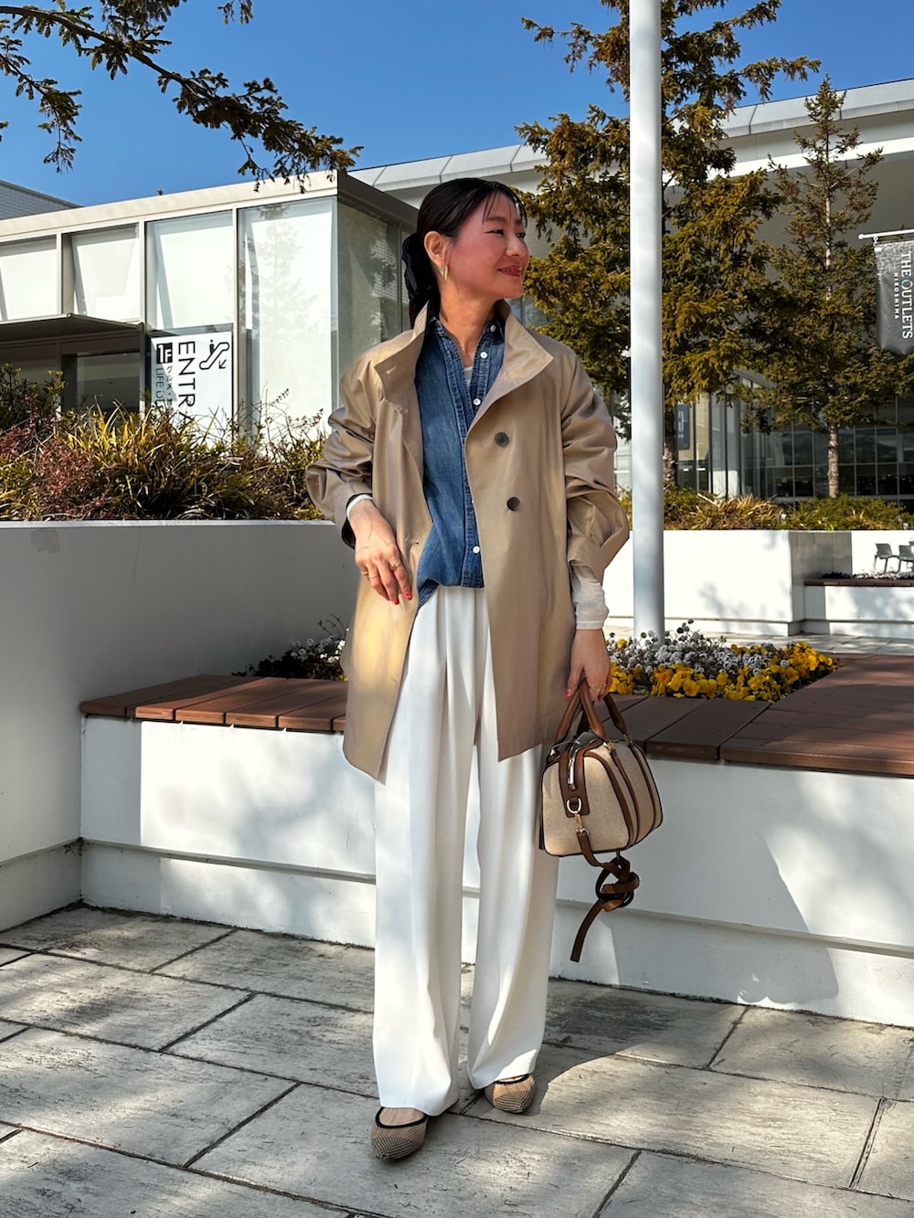 イエロー系のその他アウター、ブルー系のシャツ/ブラウス、ホワイト系のその他パンツを着用したレディースの冬コーディネートの3枚目の写真