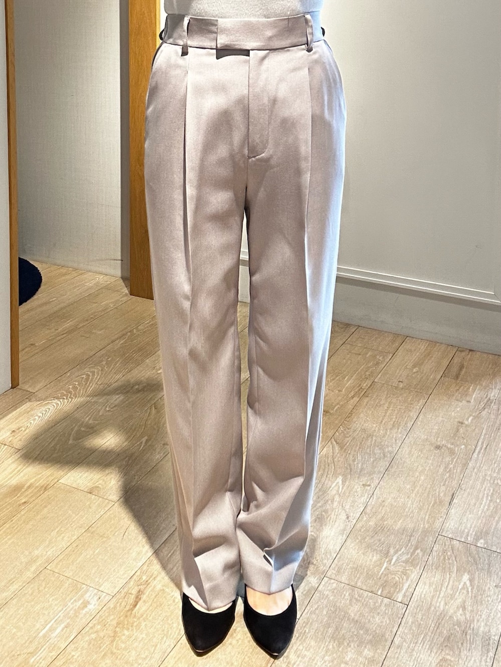 ベージュ系のダウンジャケット/コート、ホワイト系のシャツ/ブラウス、ベージュ系のその他パンツを着用したレディースの冬コーディネートの10枚目の写真