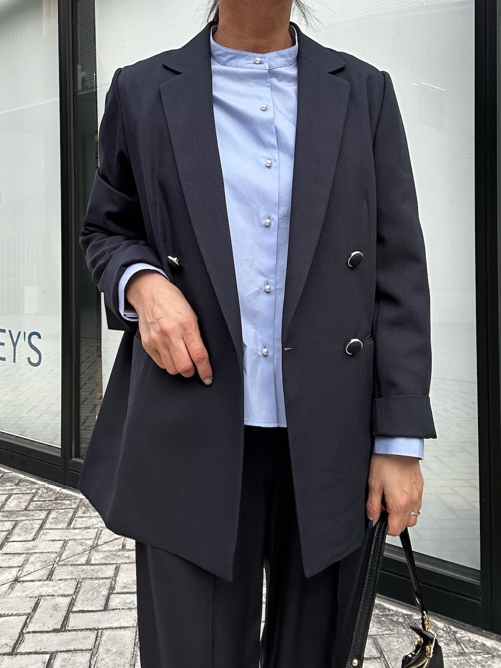ブルー系のテーラードジャケット、ブルー系のその他パンツ、ブラック系のショルダーバッグを着用したレディースの冬コーディネートの6枚目の写真