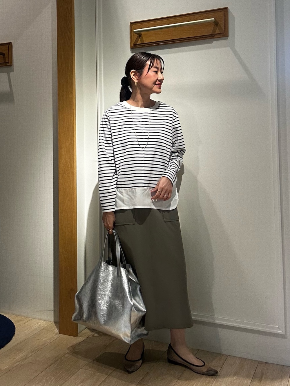 ホワイト系のTシャツ/カットソー、グリーン系のスカート、ホワイト系のカーディガン/ボレロを着用したレディースの春コーディネートの4枚目の写真