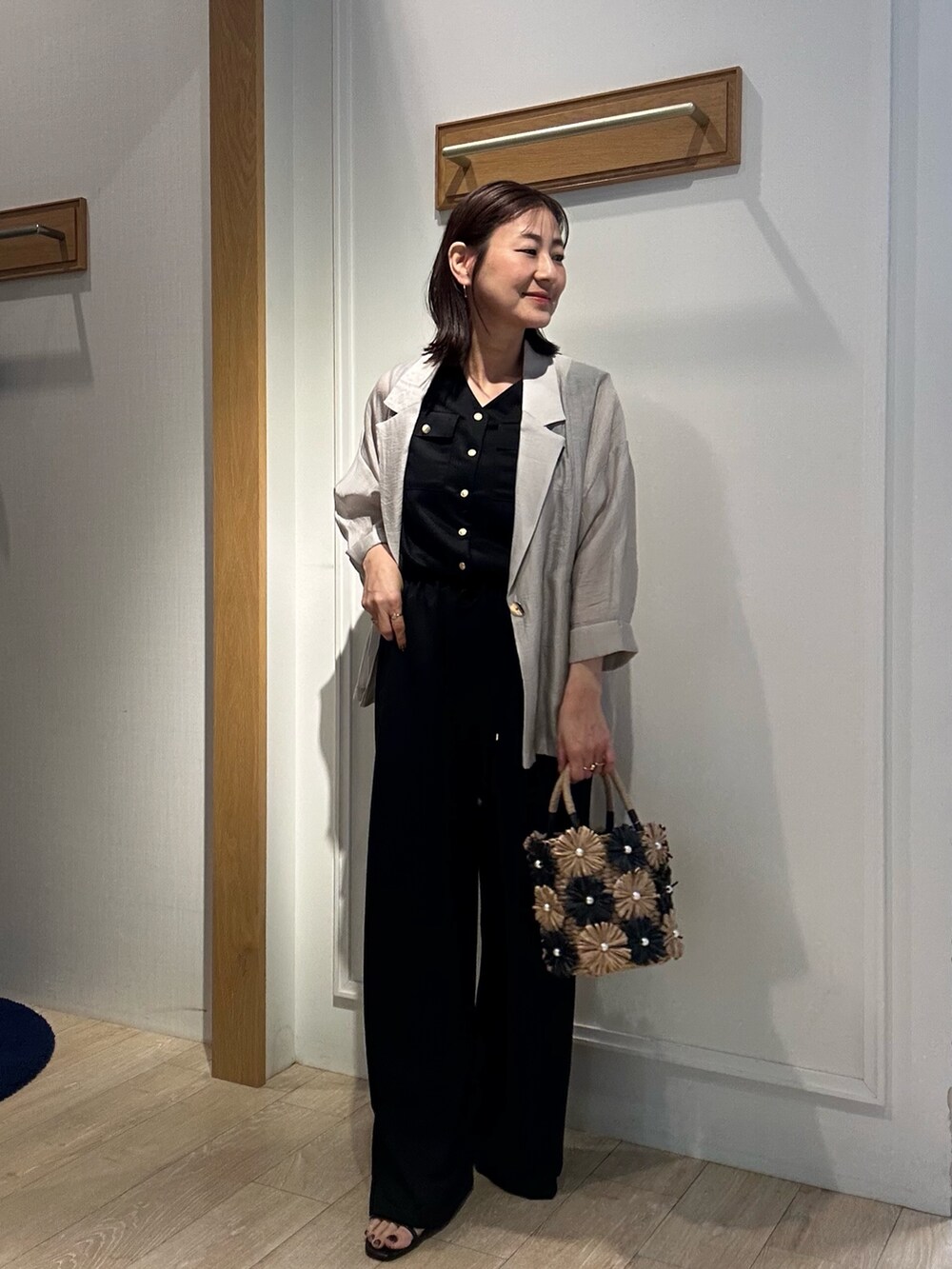 「サロペット、サロペットコーデ、オールインワンコーデ、オールインワン、サンダル、夏コーデ、オトナ女子、春ファッション、きれいめコーディネート、夏服、カジュアルスタイル、お仕事コーデ、通勤コーデ、授業参観日コーデ、初夏コーデ」｜「MICO COULIERのエステルカノコオールインワン（つなぎ/オールインワン、ブラック系）」を使った、daimonさん（レディース・154cm）の春コーディネートの8枚目の写真