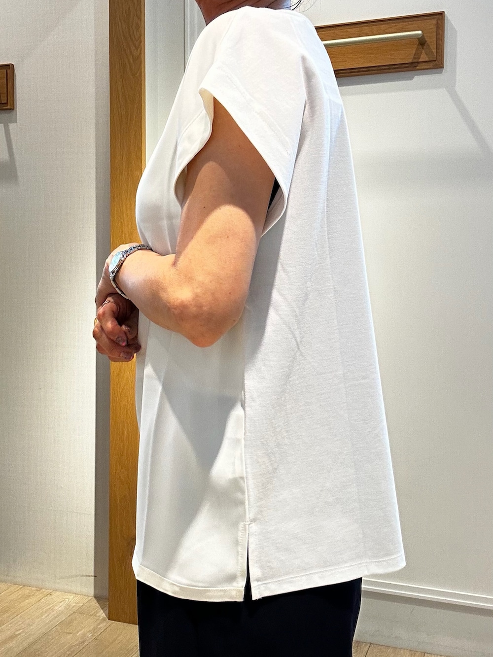 ホワイト系のTシャツ/カットソー、ブルー系のダウンジャケット/コート、ブルー系のその他パンツを着用したレディースの夏コーディネートの7枚目の写真