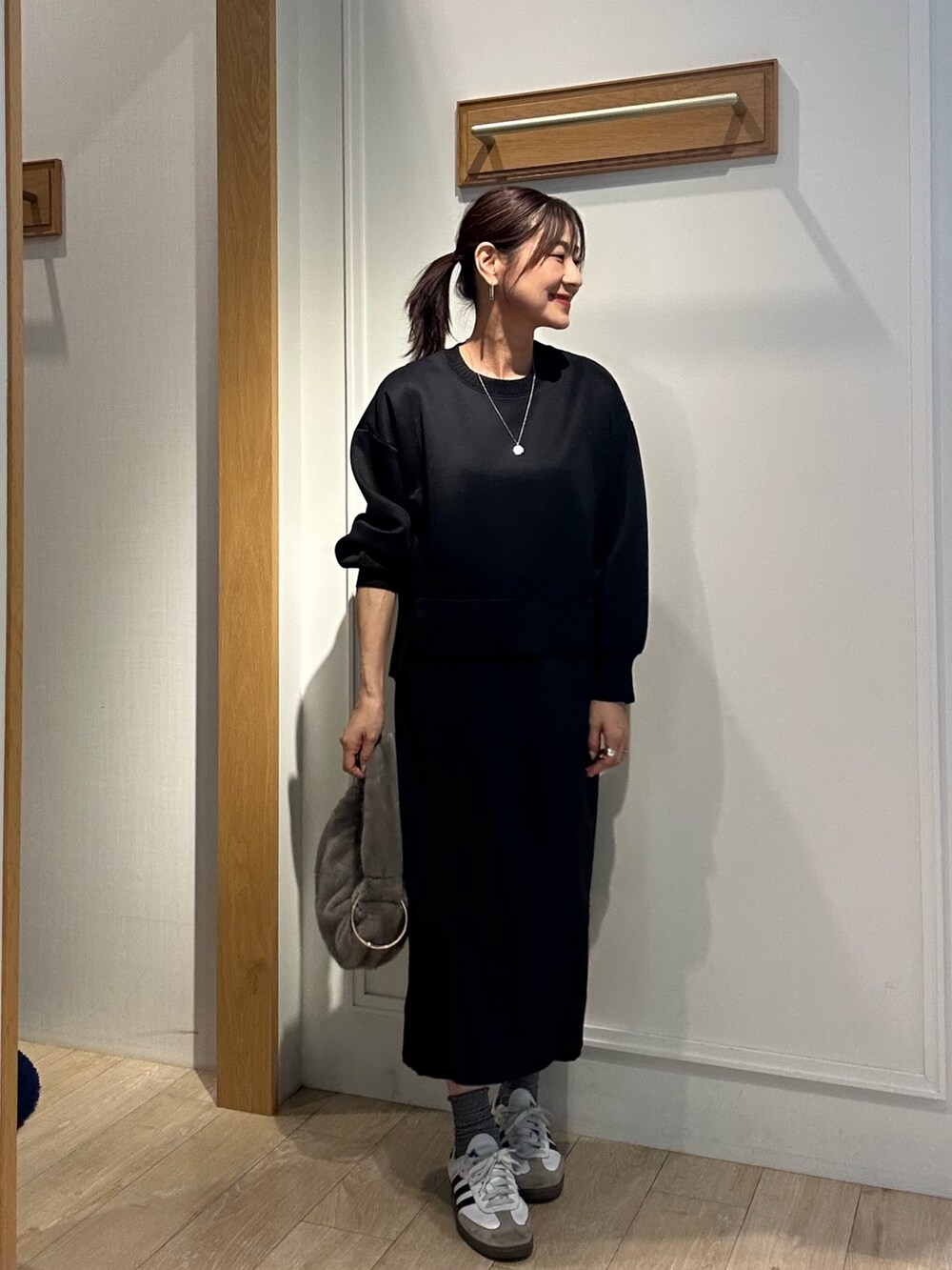 ブラック系のTシャツ/カットソー、ブラック系のスカートを着用したレディースの秋コーディネートの2枚目の写真