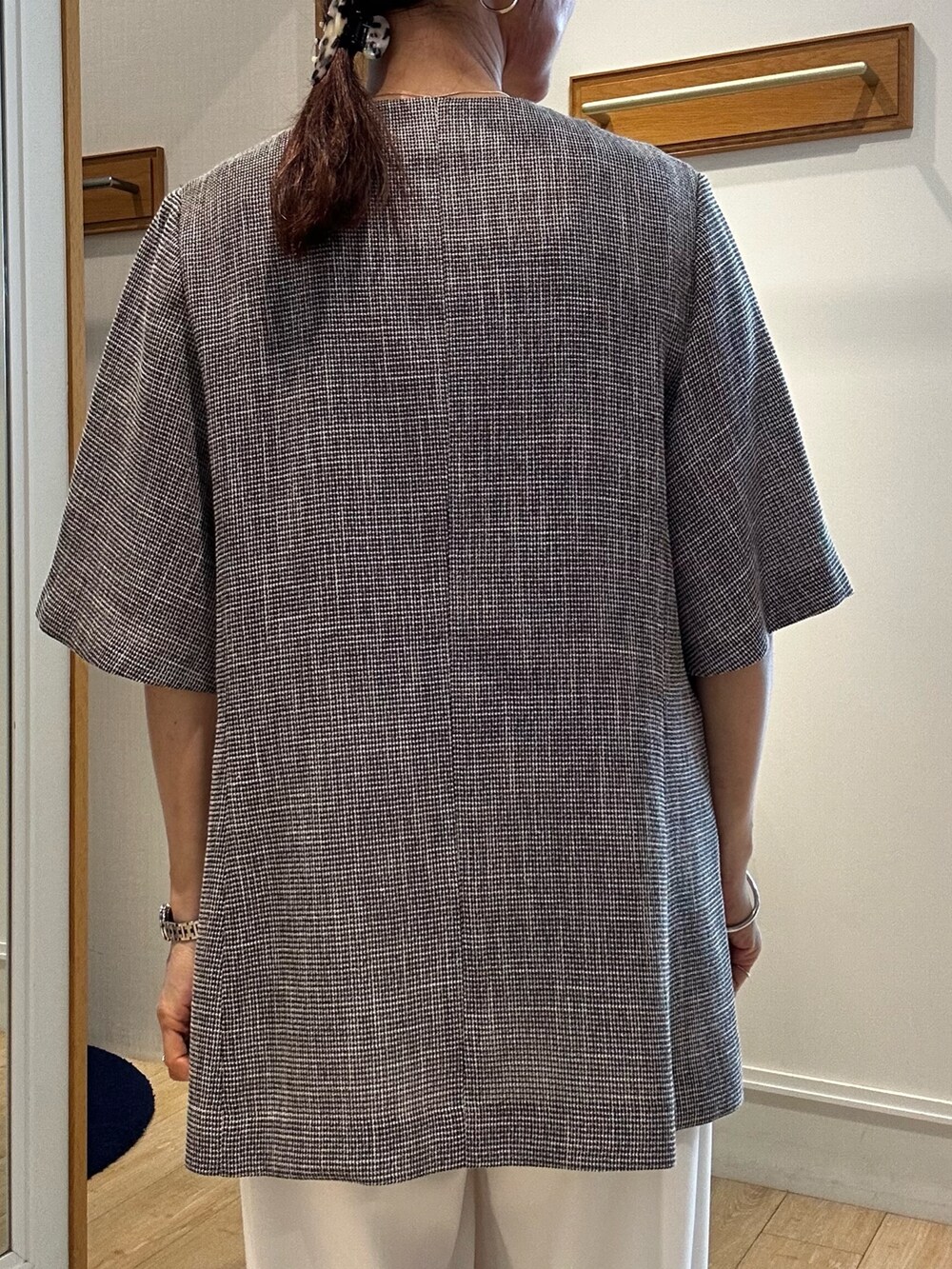 グレー系のノーカラージャケット、グレー系のTシャツ/カットソー、ホワイト系のその他パンツを着用したレディースの春コーディネートの7枚目の写真