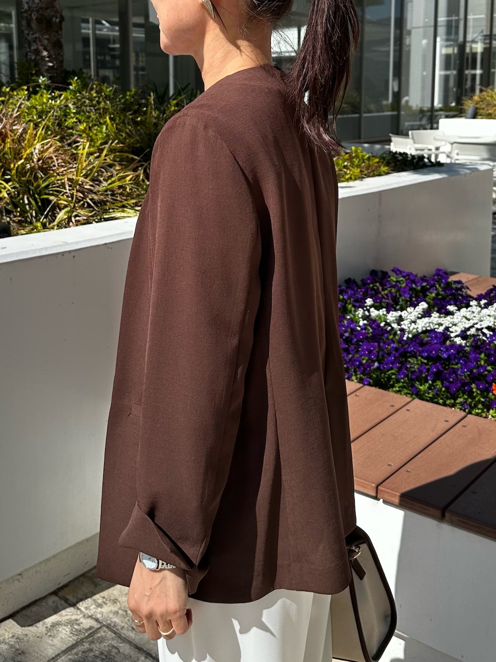 ブラウン系のノーカラージャケット、ブルー系のシャツ/ブラウス、ホワイト系のその他パンツを着用したレディースの春コーディネートの6枚目の写真