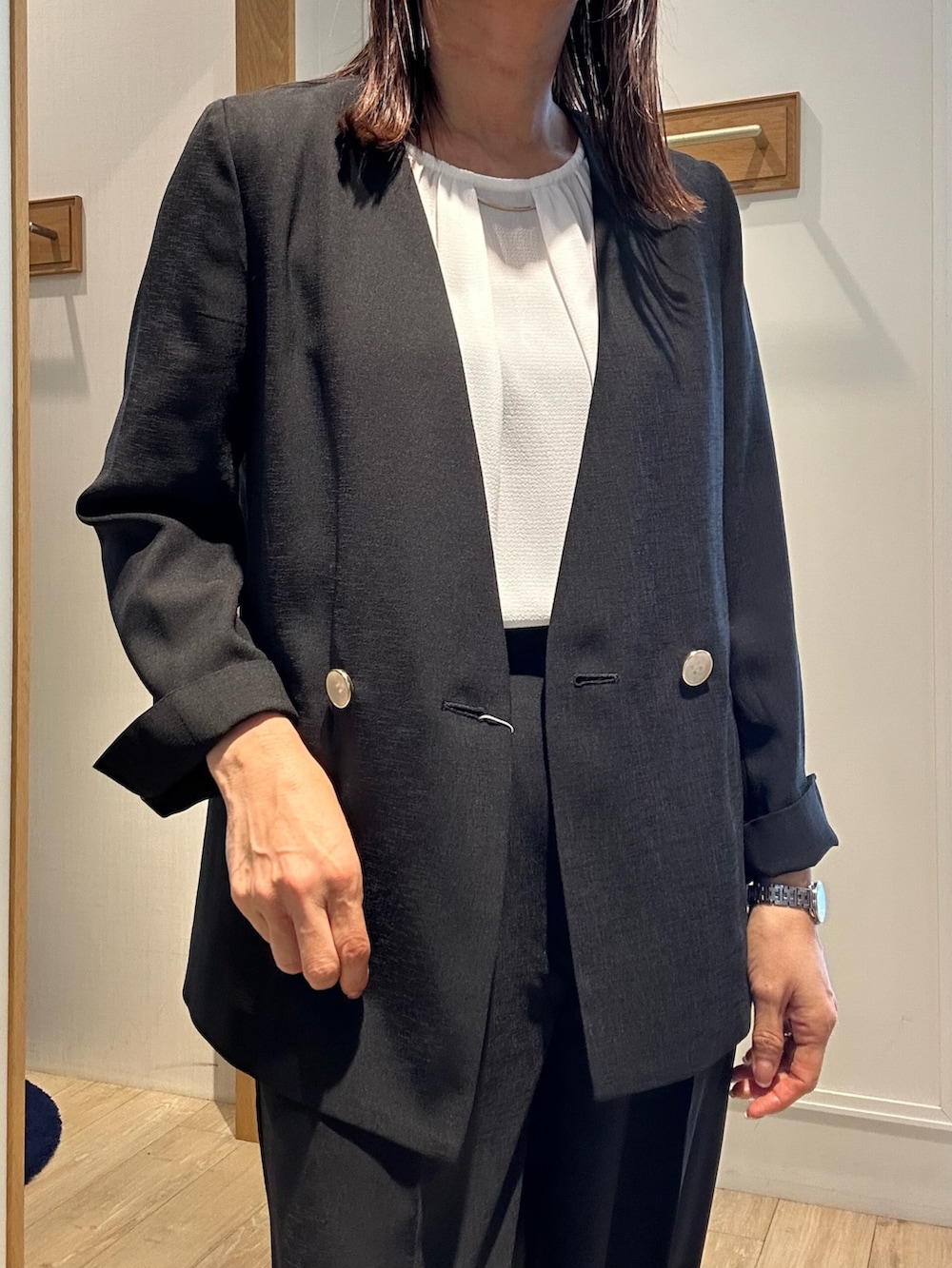 「春めき満開コーデ、春服、おでかけコーデ、ワントーンコーデ、スーツ、スーツスタイル、スーツコーデ、パンツスタイル、パンツ、パンツコーデ、ブラックスーツ、低身長、低身長コーデ、お仕事、お仕事コーデ」｜「NOLLEY'S LIGHTの《セットアップ対応》UVカットライトツイル ノーカラージャケット（ノーカラージャケット、ブラック系）」を使った、daimonさん（骨格ナチュラル・レディース・154cm）の春コーディネートの5枚目の写真