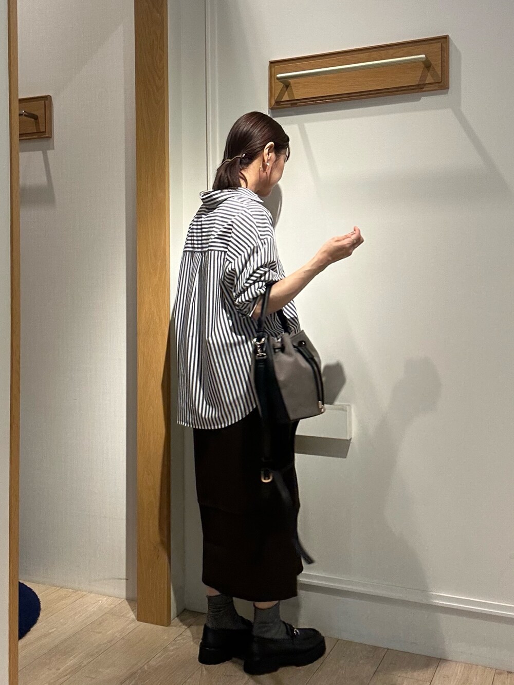 ブラック系のシャツ/ブラウス、ブラウン系のスカート、ブラック系のキャミソールを着用したレディースの秋コーディネートの8枚目の写真