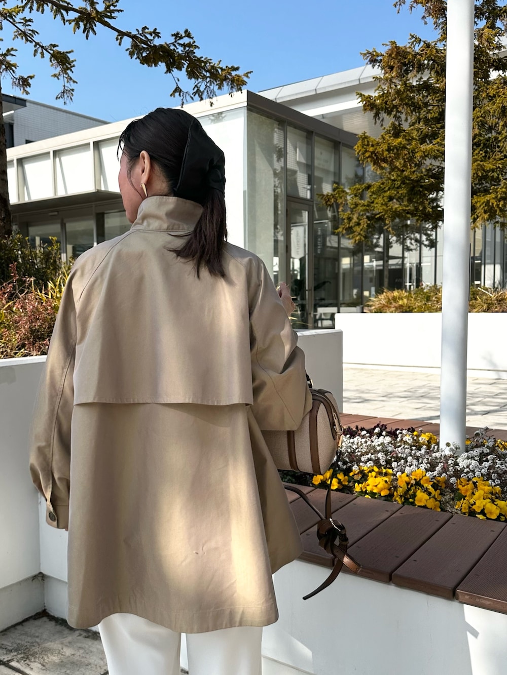 イエロー系のその他アウター、ブルー系のシャツ/ブラウス、ホワイト系のその他パンツを着用したレディースの冬コーディネートの6枚目の写真